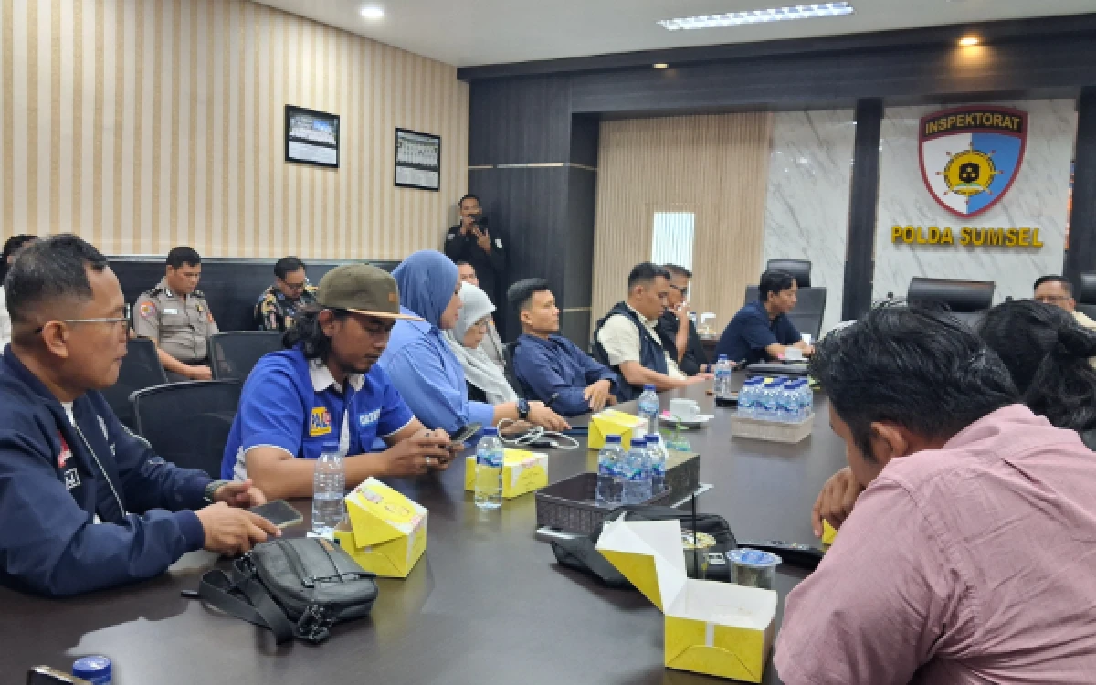 Foto Dua wartawan korban kekerasan meliput demonstrasi mahasiswa terkait penegakan hukum kasus kebakaran hutan dan lahan (karhutla) saat menemui Komisioner Kompolnas RI, Dr. Supardi Hamid, S.Sos., M.Si , di Mapolda Sumsel, Senin 19 Oktober 2026. (Foto : Yola/Ketik.com)