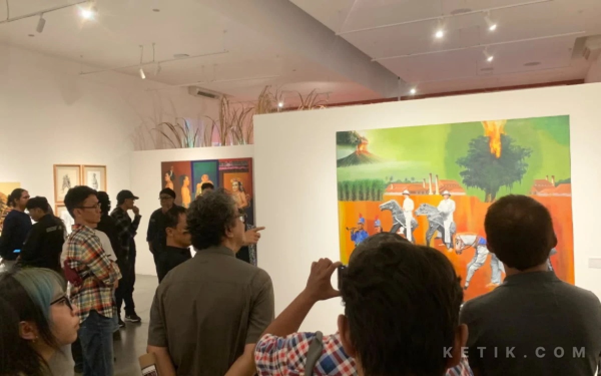 Foto Pengunjung mengamati karya seni dalam gallery tour pada pembukaan pameran “Moelyono: Resisten” di Orasis Art Space, Surabaya, pada Rabu, 28 Oktober 2026. (Foto: Putri Nabilla Setiyanti/Ketik.com)