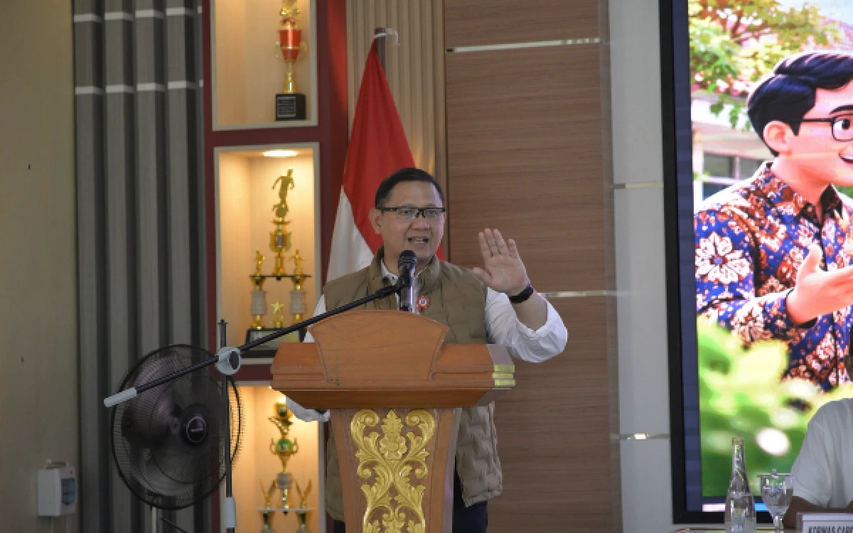 Thumbnail Berita - Bina GTK SMAN 2 Ngawi, Aries Agung Paewai Tekankan Komitmen dan Keteladanan Guru