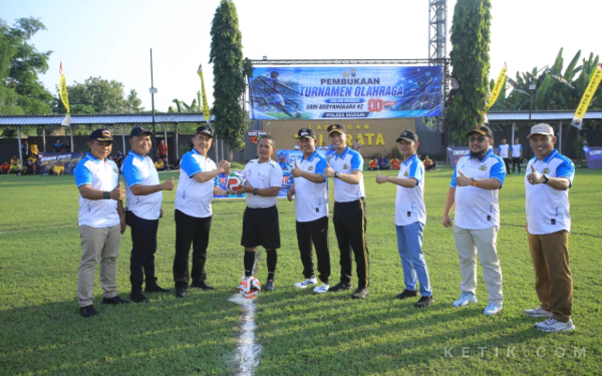 Thumbnail Berita - Turnamen Olahraga Hari Bhayangkara ke-80 di Madiun Resmi Dibuka, Libatkan Pelajar hingga Instansi Pemerintah