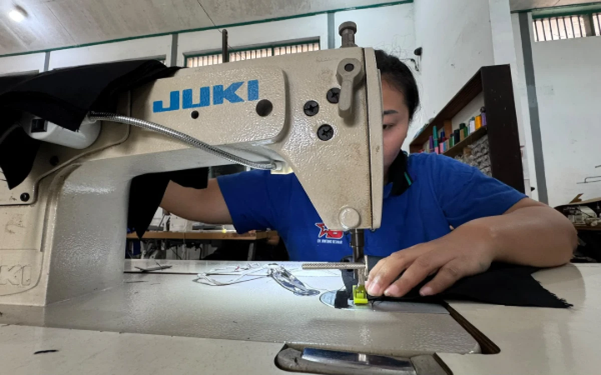 Thumbnail Berita - Produktivitas Terpacu, Warga Binaan Lapas Perempuan Malang Tuntaskan Ratusan Pesanan Kaos Polo dan Baju Toga