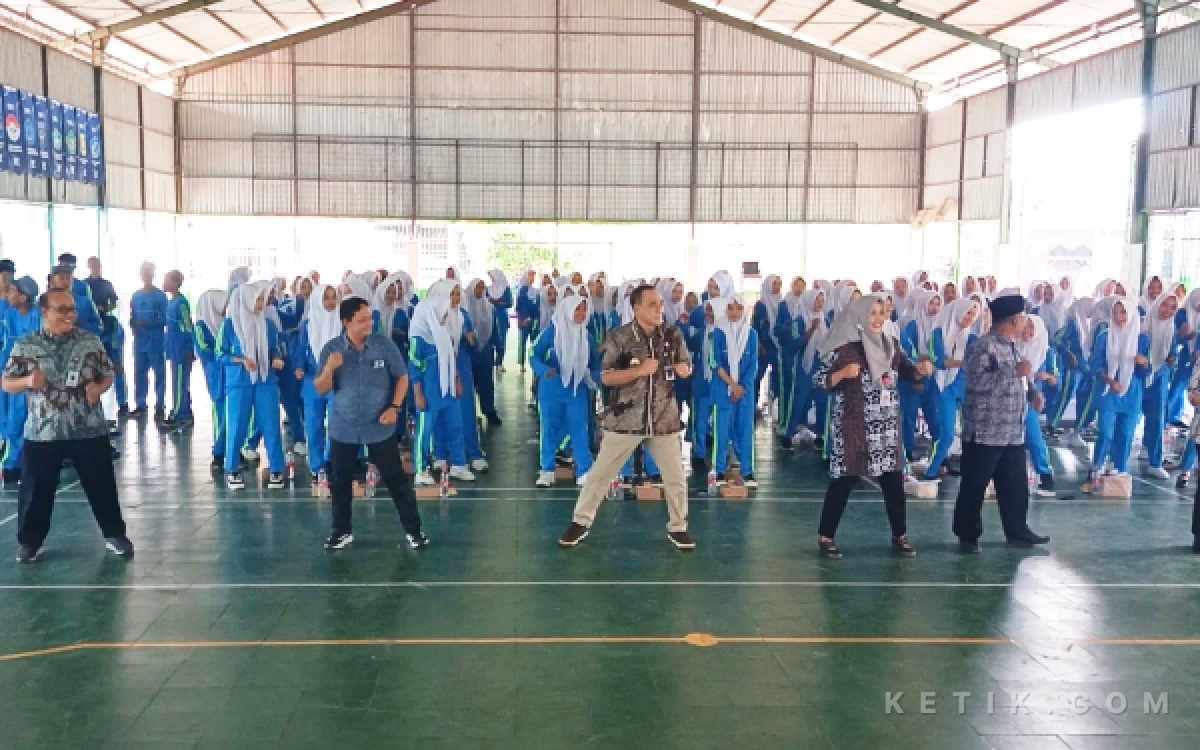 Foto Wakil Bupati Pemalang Nurkholes Ikut Senam Bersama Siswa SMK Islam Nusantara Comal (Foto: Slam/ketik.com)