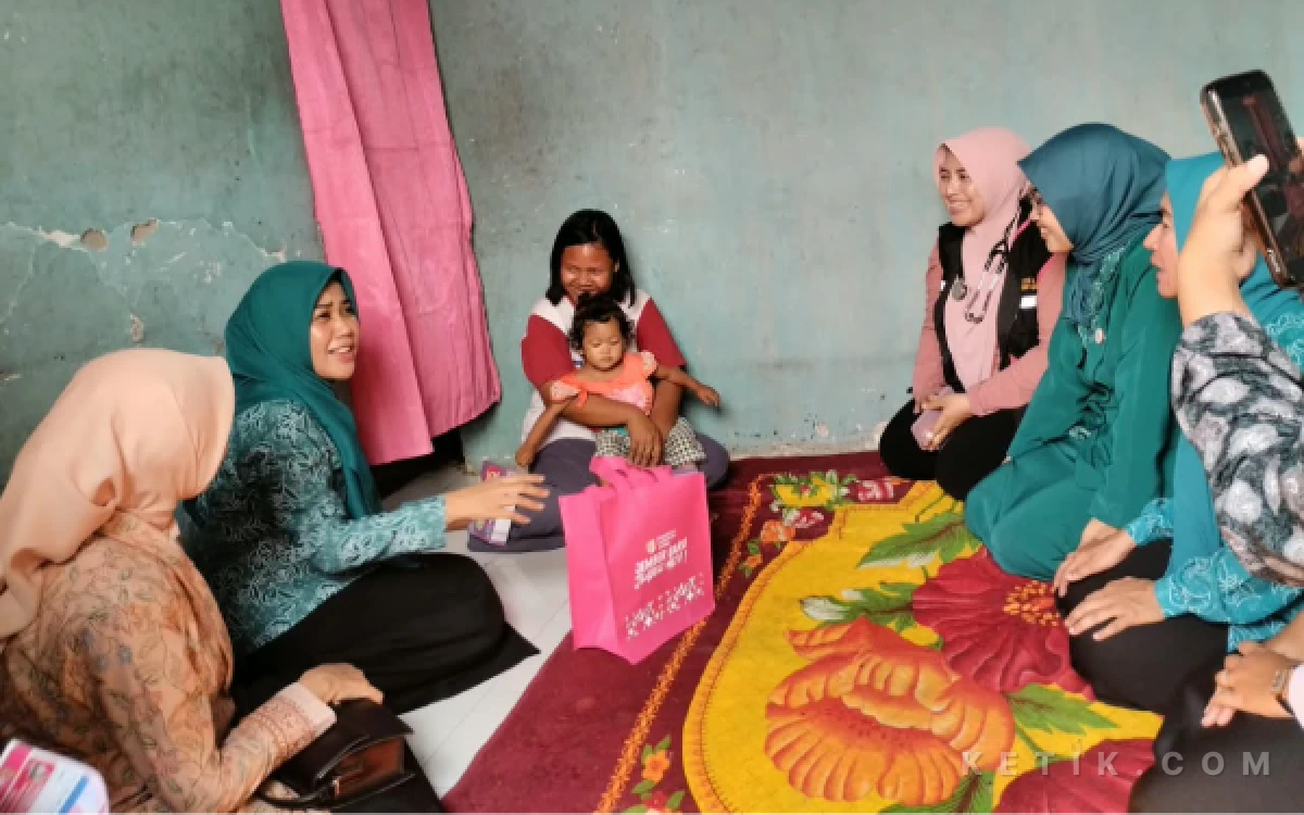 Thumbnail Berita - Ketua TP PKK Ning Ghyta Kunjungi Warga Penerima Home Care Jember, Soroti Akses Pendidikan Anak