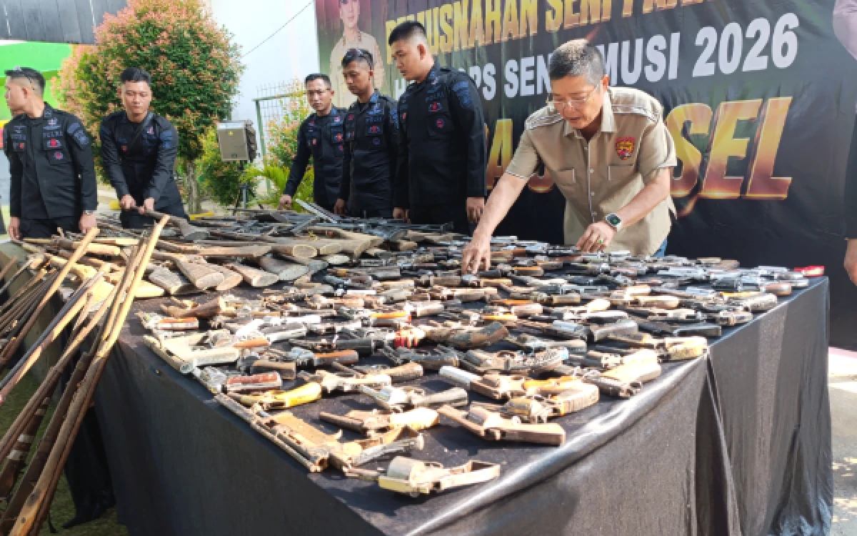 Thumbnail Berita - Musnahkan Senpi Rakitan, Kapolda Sumsel: Kami Pastikan Masyarakat Aman!