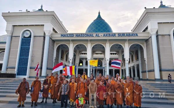 Thumbnail Berita - [FOTO] Susuri Ratusan Kilometer, Perjalanan Spiritual Bikhhu Hingga Borobudur
