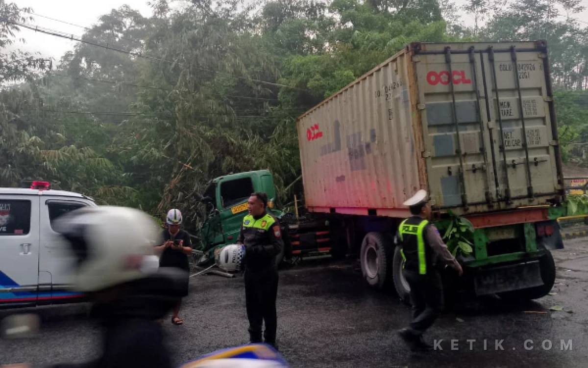 Thumbnail Berita - ‎Hampir Masuk Sungai! Truk Kontainer Kecelakaan di Jembatan Kendalpayak Kabupaten Malang, Sebabkan Kemacetan Panjang