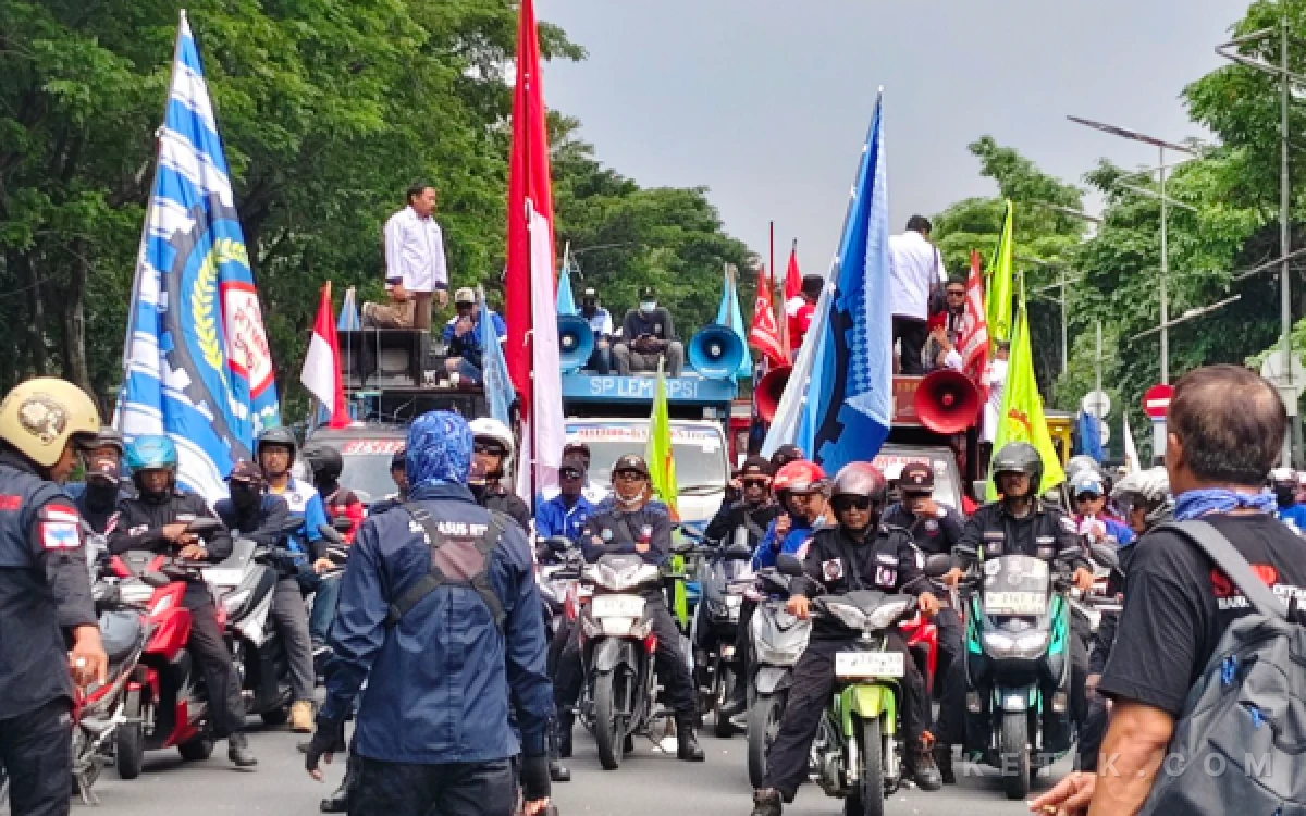 Thumbnail Berita - Ribuan Buruh Mulai Padati Surabaya, Siap Gelar Demo di Kantor Gubernur Jawa Timur