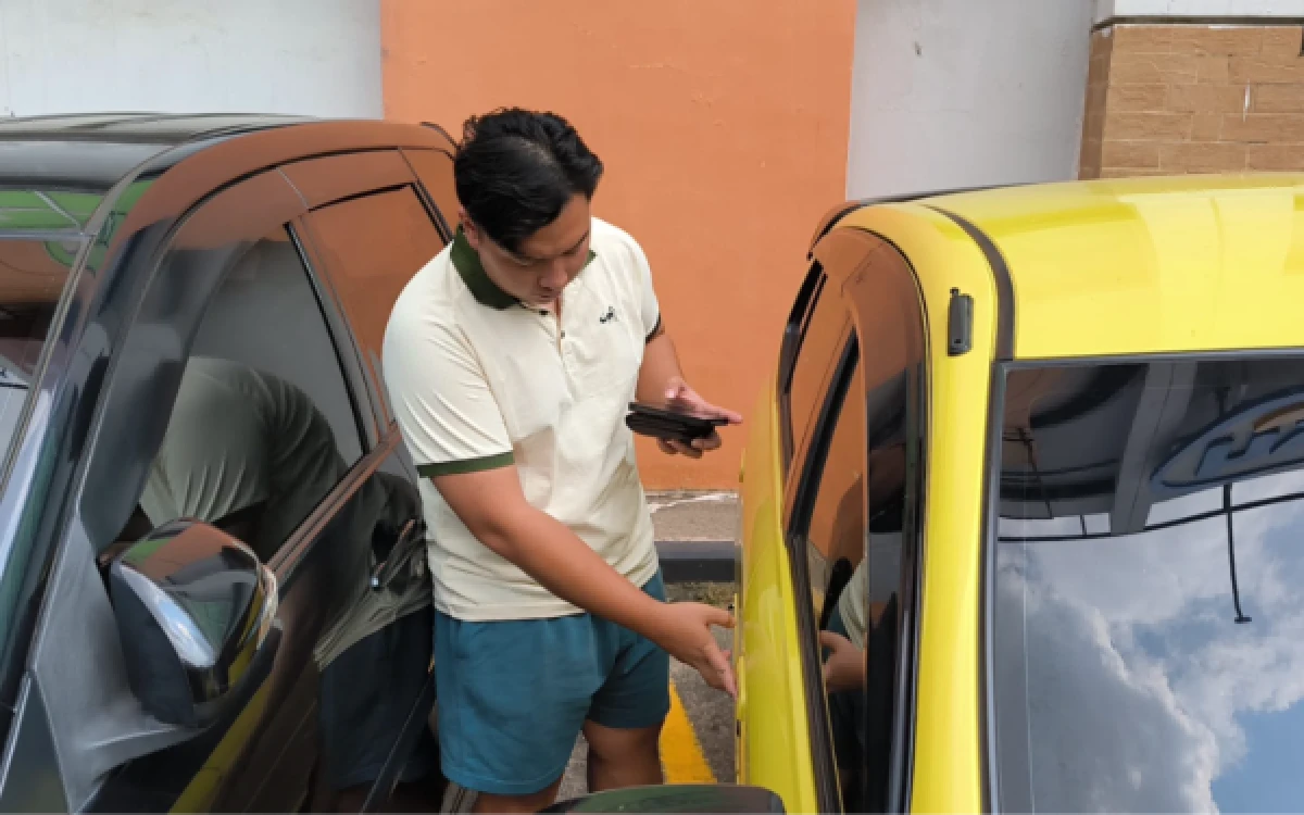 Foto Randika saat menunjukkan pintu mobil yang di bobol di area parkir PS Mall, Kota Palembang, Selasa 30 Juni 2026. (Foto : Yola/Ketik.com)
