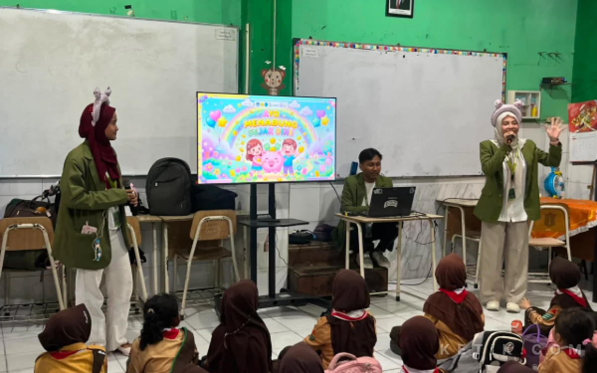 Thumbnail Berita - Mahasiswa KKN UPN Veteran Jatim Kelompok 20 Edukasi Pentingnya Menabung Sejak Dini, Ajak Siswa Melukis Celengan