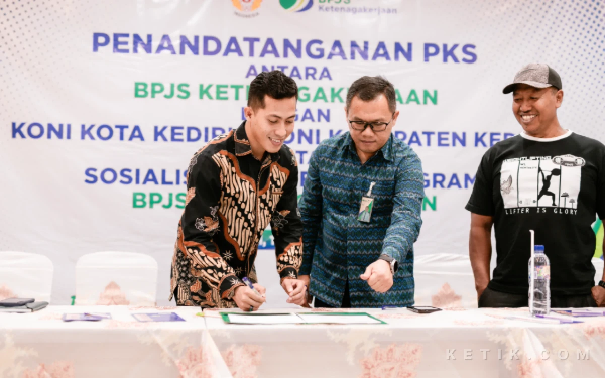 Foto KONI Kabupaten Kediri melakukan penandatanganan Perjanjian Kerja Sama (PKS) sekaligus sosialisasi program perlindungan ketenagakerjaan yang digelar di Rumah Makan Keboen Rodjo, Kota Kediri, Kamis 18 Juni 2026. (foto : KONI Kabupaten Kediri for Ketik.com).