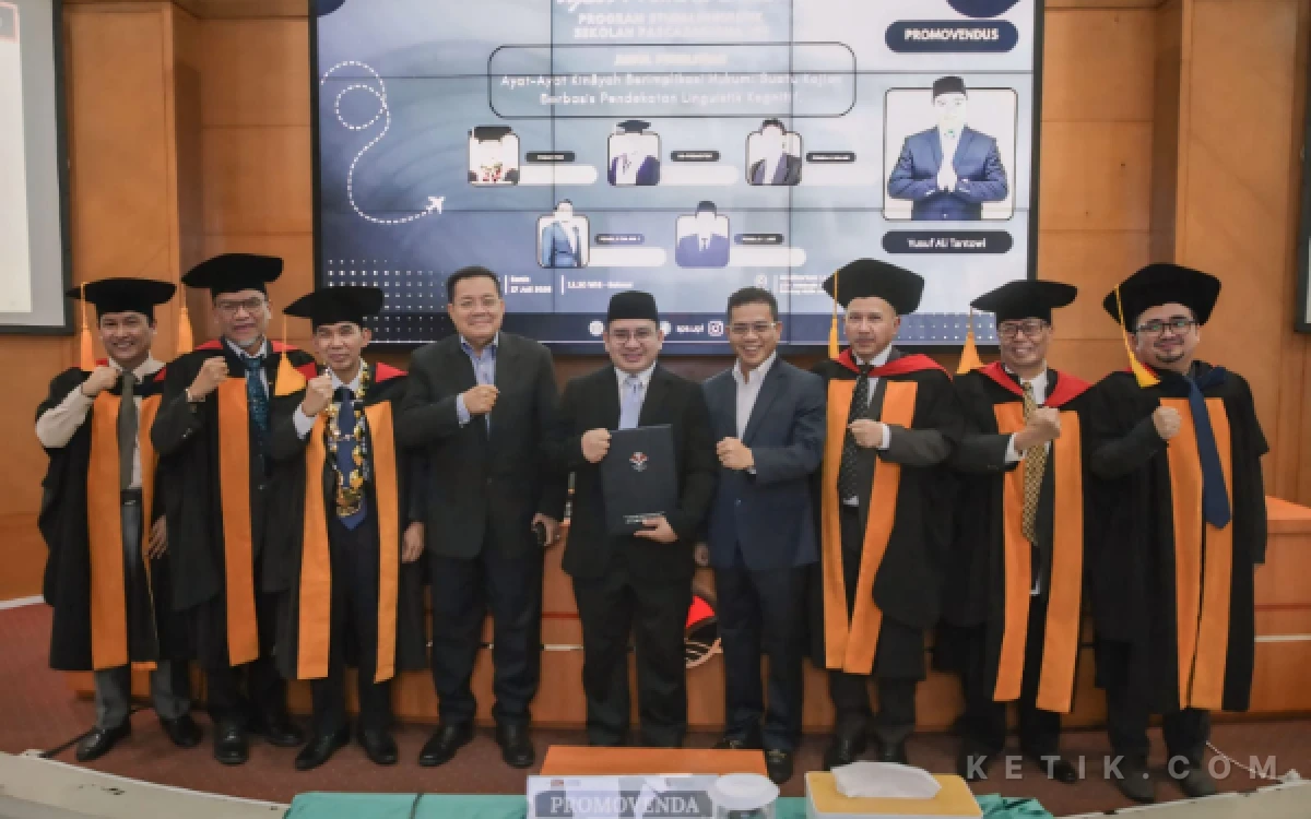 Thumbnail Berita - Cumlaude! Ketua BAZNAS Kabupaten Bandung Buktikan Kinayah Al-Qur'an Bukan Sekadar Bahasa Halus, tetapi Penegas Hukum