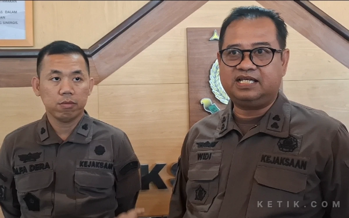 Foto Plh Kasi Penerangan Hukum Kejati DIY Widi Wicaksono, memberikan keterangan pers didampingi Kasi A Bidang Intelijen Alfa Dera, di Kantor Kejati DIY, Yogyakarta, Rabu, 2 September 2026. (Foto: Fajar R/Ketik.com)