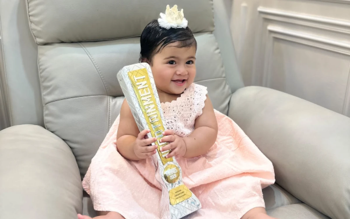 Thumbnail Berita - Aisha Askar Aljaidi Raih Piala Pertama di Usia Satu Tahun, Dapat Penghargaan Gorgeous Baby 2026