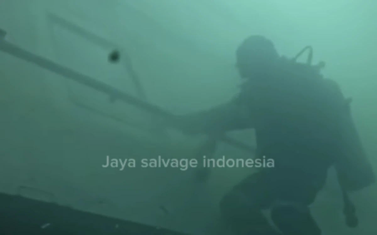 Thumbnail Berita - Tim Penyelam Berhasil Susuri Area Kamar Penumpang KM Virgo yang Tenggelam, Temukan Banyak Jasad