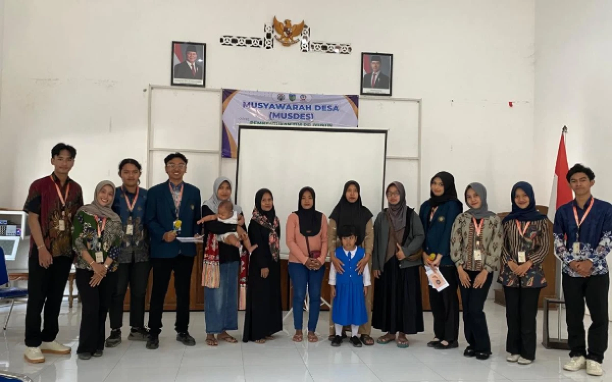 Foto Foto Bersama Pelaku UMKM Desa Jajar saat Sosialisasi  (Foto : Mahasiswa KKN UB Kediri)