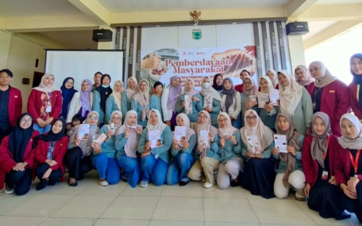 Thumbnail Berita - Kaya Antioksidan, Mahasiswa PPG UMM Olah Rosella Jadi Lulur Alami
