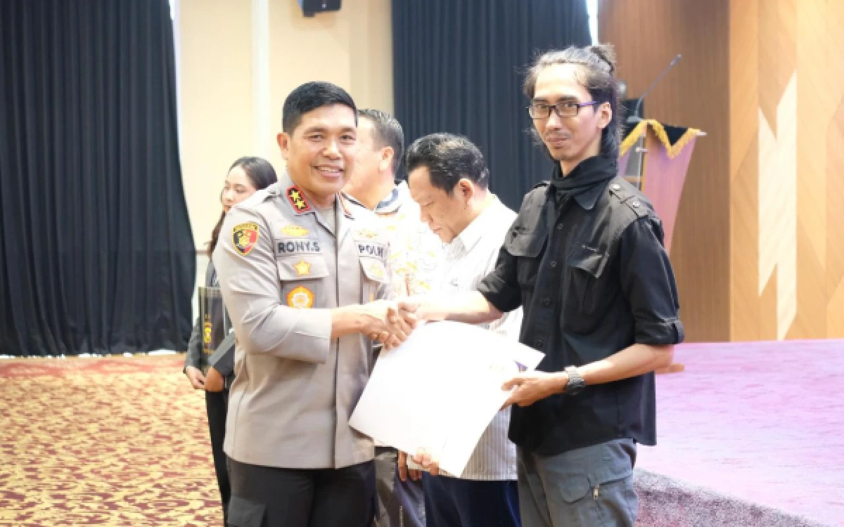 Foto Kapolda Sumatera Selatan Irjen Pol. Rony Samtana, S.I.K., saat memberikan piagam kepada Ketua Asosiasi Jurnalis Independen (AJI) RM Resha A Usman, di Lantai 7 Gedung Presisi Mapolda Sumsel, Palembang, Rabu 21 Oktober 2026. (Foto : Humas Polda Sumsel)