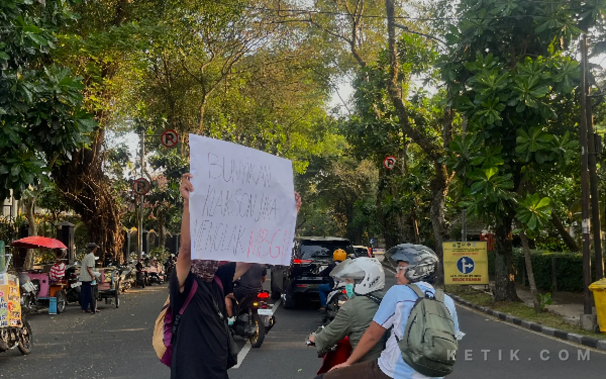 Thumbnail Berita - Aksi Simbolik Nyalakan Klakson, Warga di Kota Malang Dukung Penghentian MBG