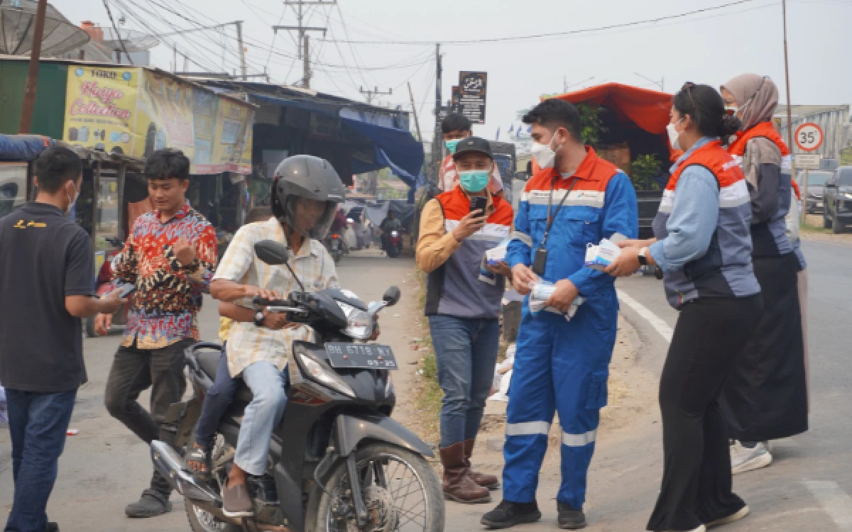 Foto Tim PHE Jambi Merang bersama Puskesmas Bayung Lencir membagikan masker gratis kepada masyarakat untuk mengurangi dampak paparan asap karhutla.(Foto:Pertamina Hulu Energi (PHE) Jambi Merang)
