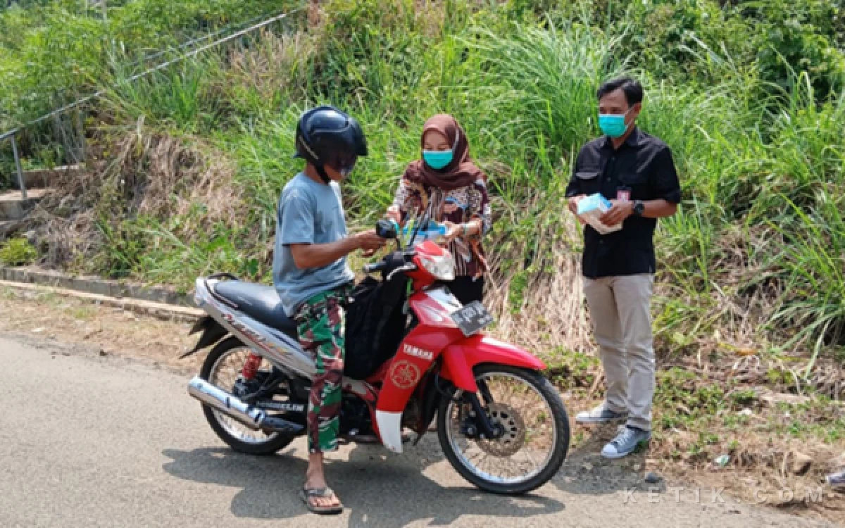 Thumbnail Berita - Karhutla Picu Polusi Udara, Dinkes Pagar Alam Bagikan Masker