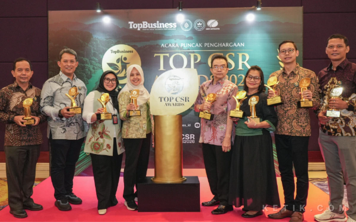 Foto Public Affair and License Manager PT Tjiwi Kimia Benny Haryawan. (dua dari kiri) bersama Tim PT Tjiwi Kimia membawa trofi penghargaan dari ajang Top CSR Award 2026. (Foto: Tjiwi Kimia)