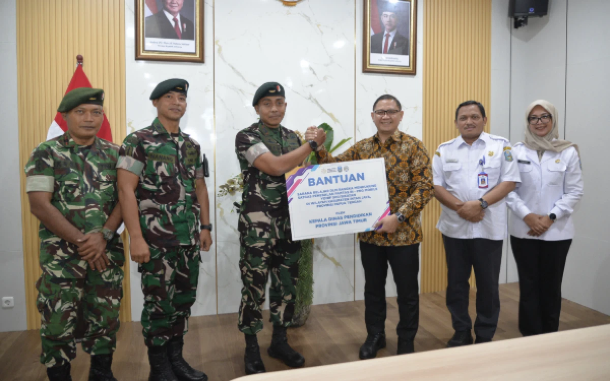 Thumbnail Berita - Dindik Jatim Dukung Satgas Yonif 500/Sikatan, Salurkan Dukungan Sarana Belajar untuk Anak-anak di Intan Jaya-Papua Tengah