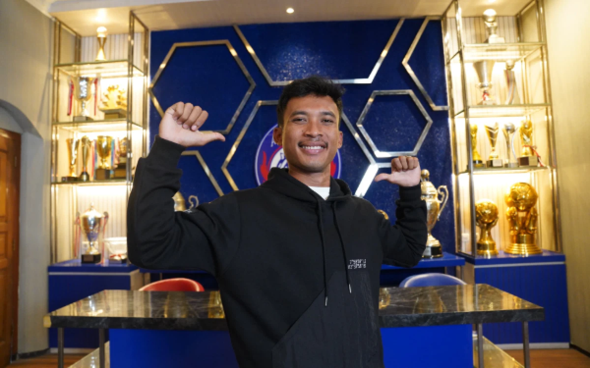 Thumbnail Berita - Arema FC Resmi Rekrut Robi Darwis, Diikat Kontrak Dua Musim