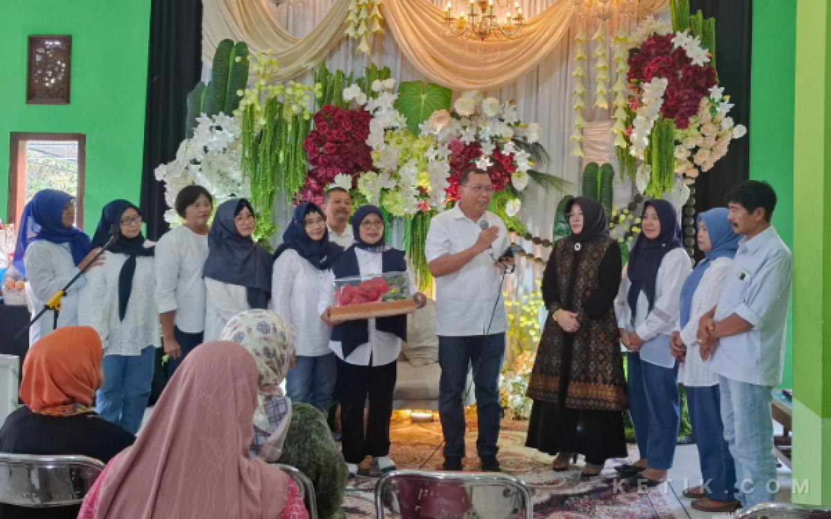 Thumbnail Berita - Profesor Riset BRIN Istiana Hermawati Gelar Syukuran Bareng Sahabat Lama