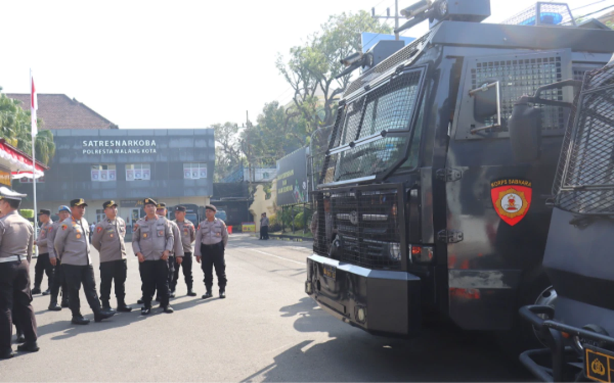 Foto Kapolresta Malang Kota, Kombes Pol Danang Setiyo Pambudi saat mengecek kendaraan water canon yang disiapkan untuk mengantisipasi adanya peningkatan aktivitas masyarakat, Rabu, 26 Agustus 2026 (Foto : Kukuh/Ketik)