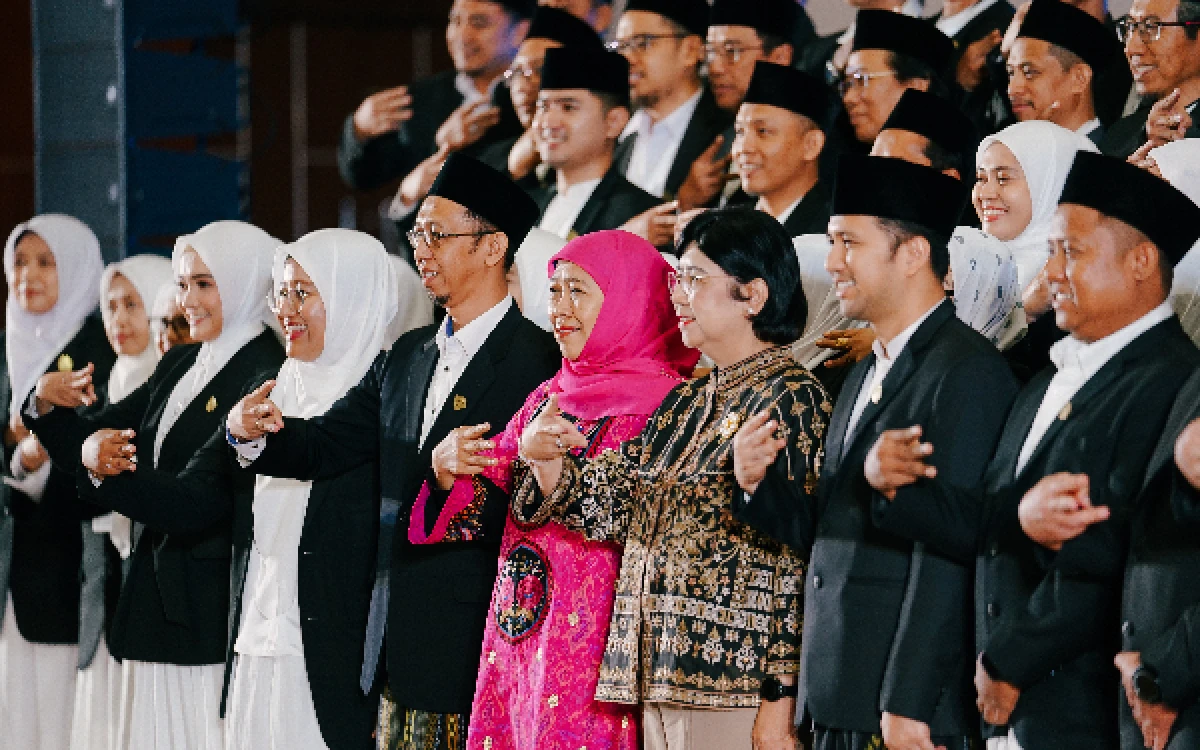 Thumbnail Berita - Gubernur Khofifah Hadiri Pelantikan Emil Dardak sebagai Ketua Umum MES Jatim 2026-2031, Harapkan Penguatan Halal Value Chain