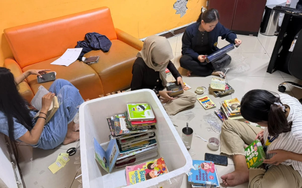 Thumbnail Berita - Mahasiswa Unesa Kembangkan Book Rescue untuk Penanganan Buku Rusak di Perpustakaan Balai Pemuda