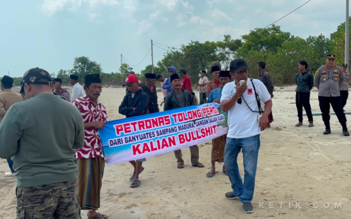 Thumbnail Berita - Nelayan Banyuates Sampang Kembali Demo Tuntut Ganti Rugi Rumpon Petronas, Tenggat 21 Agustus