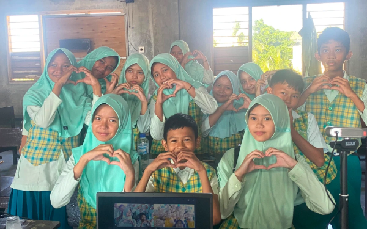 Foto MI Islamiyah Wongsorejo Banyuwangi memperkenalkan budaya Indonesia kepada siswa St Patrick's Primary School melalui kegiatan Virtual Cultural Exchange pada Selasa, 2 Juni 2026.  (Foto: Dok. Ketik.com)