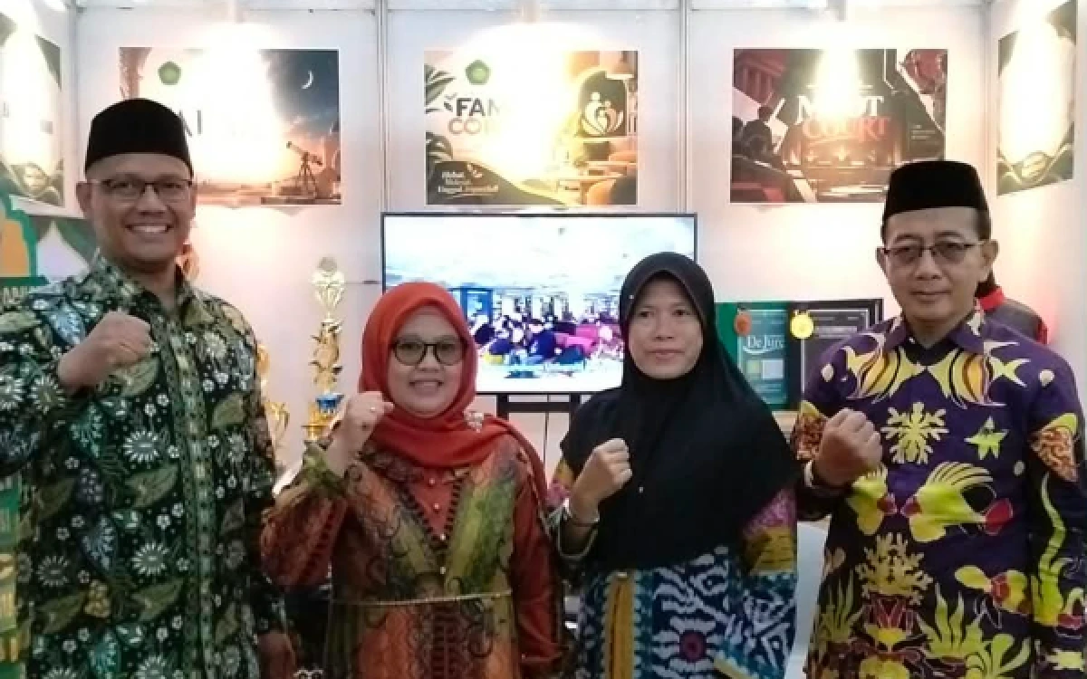 Thumbnail Berita - Tampilkan Booth Kreatif, Fakultas Syariah UIN Malang Raih Juara I Best Decoration and Display di Expo Dies Maulidiyah