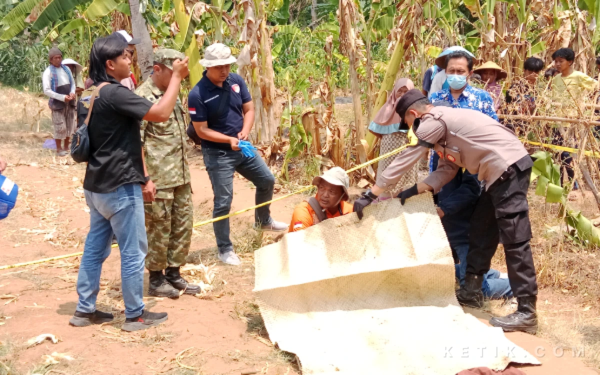 Foto Tim Inafis Polres Brebes sedang melakukan identifikasi korban