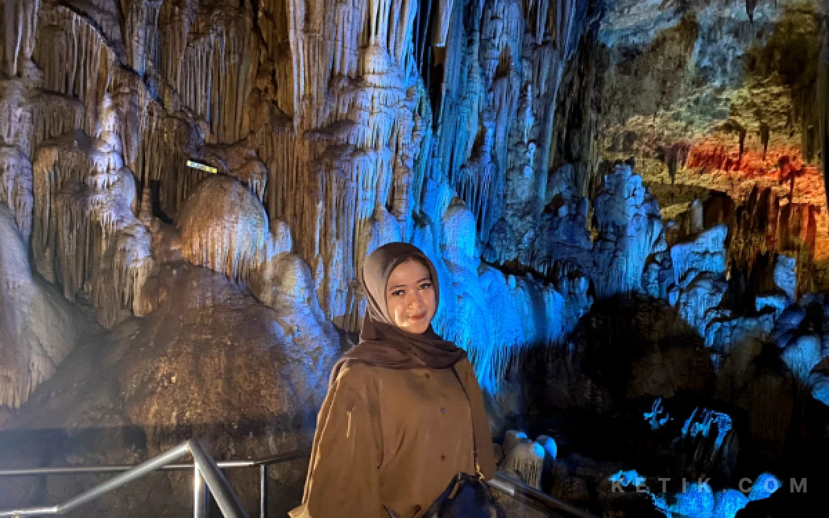 Thumbnail Wisatawan Asal Jambi Kembali ke Goa Gong Pacitan, Terpikat Keindahan Stalaktit dan Stalagmit