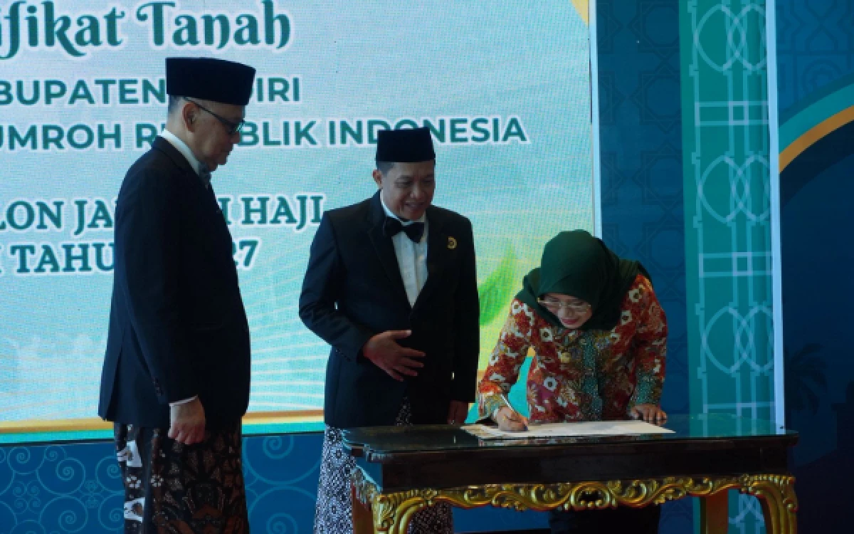 Thumbnail Berita - Pemkab Kediri Serahkan Sertifikat Tanah ke Kemenhaj untuk Pembangunan Hotel Haji