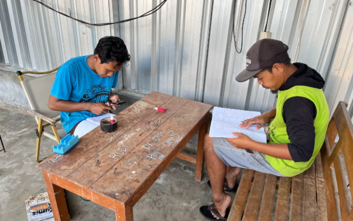 Foto Kegiatan pencatatan dan analisis biaya produksi budidaya lele sebagai bagian dari pembelajaran manajemen dan analisis usaha perikanan (Foto : Dok. pribadi Muhammad Fauzi Aji/Mahasiswa PSDKU UB Kediri)