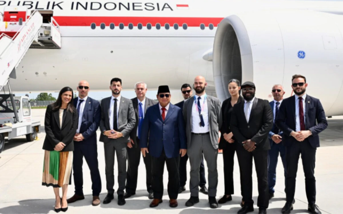Thumbnail Berita - Empat Hari Jalani Agenda Kenegaraan, Prabowo Pamitan dengan Foto Bareng Pengawal Prancis