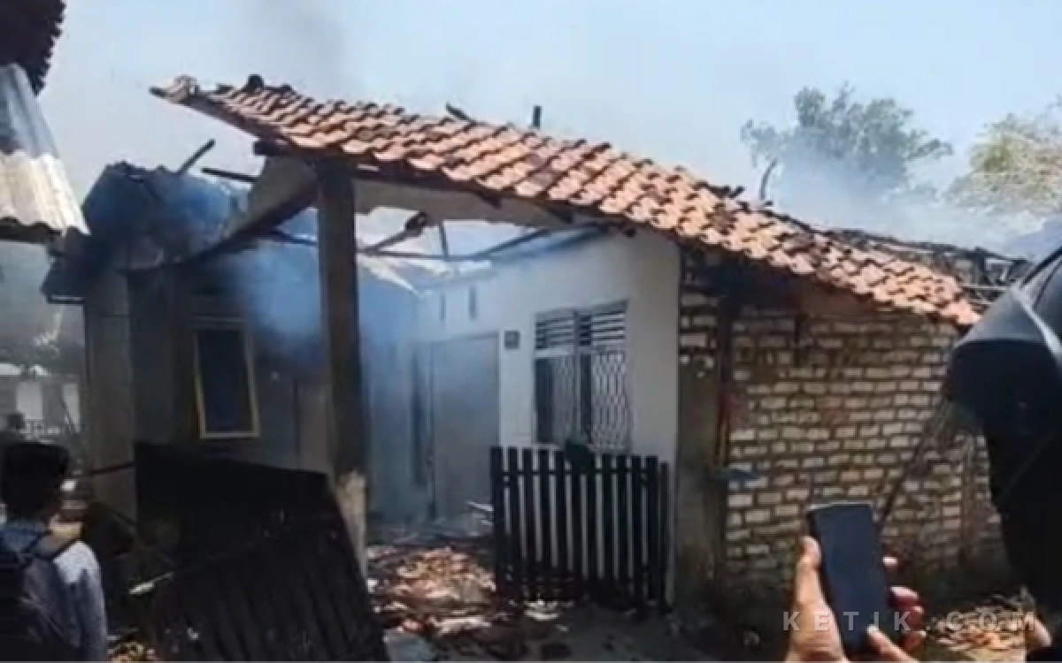 Thumbnail Berita - Atap Rumah Warga Sampang Ludes Terbakar akibat Kompor Gas Lupa Dimatikan