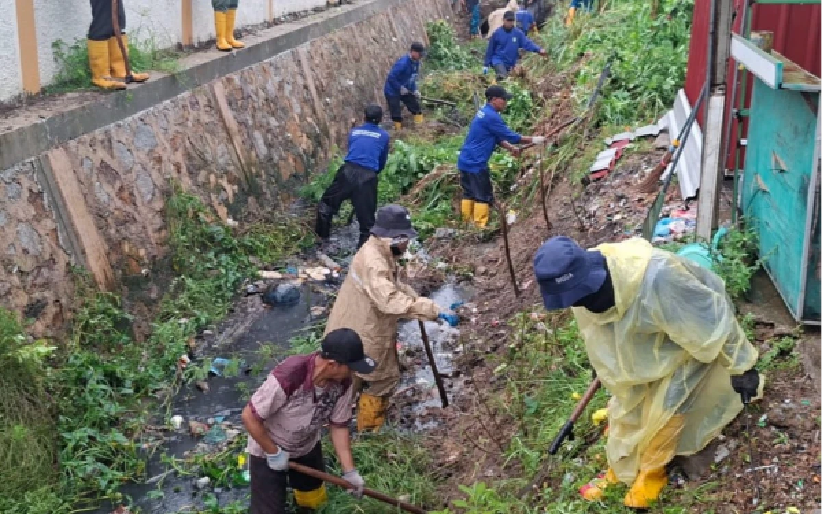 Thumbnail Berita - Ketua DPRD Kepri Iman Sutiawan Gotong Royong Bersama Warga Tiban Bangun Kepedulian Lingkungan