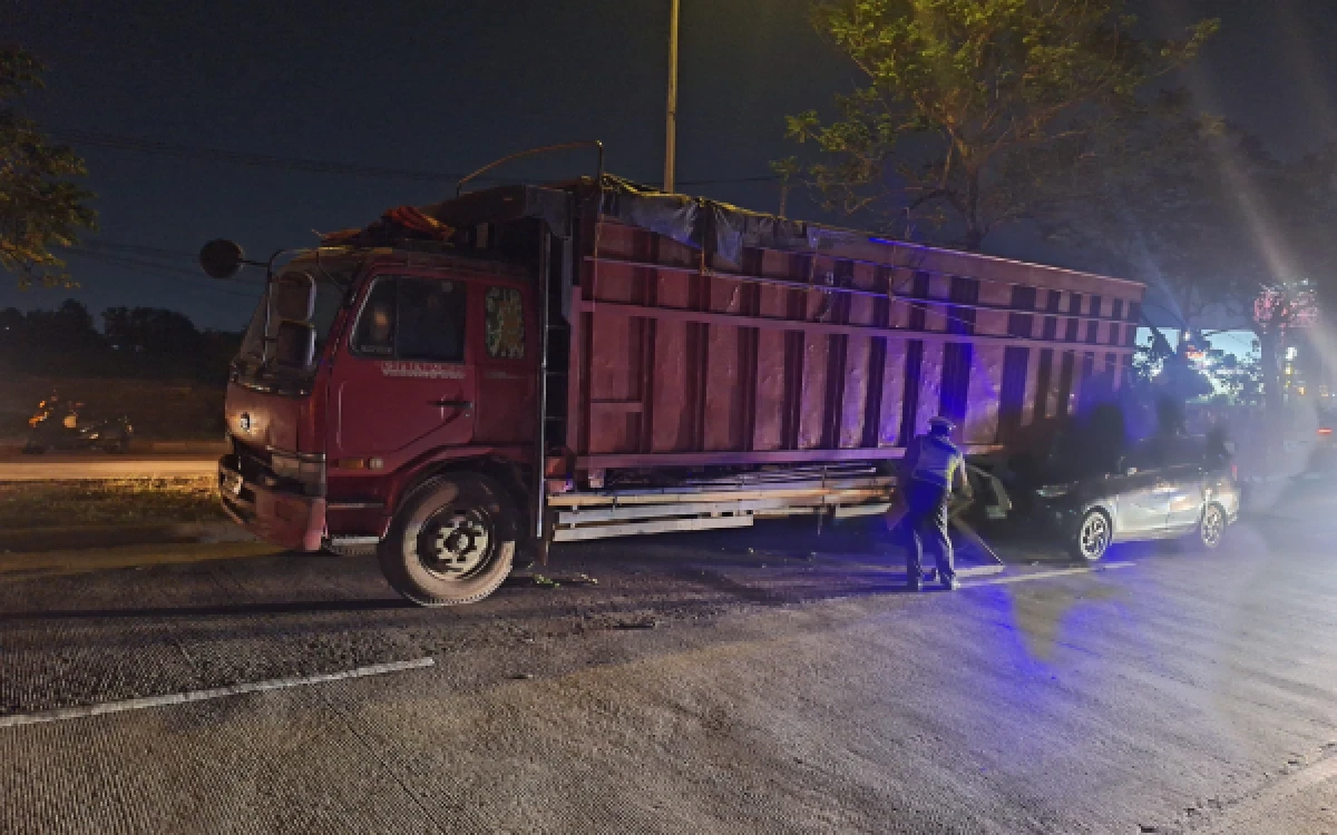Thumbnail Berita - Minibus Hantam Truk Mogok di Jalan Bypass Alang-Alang Lebar Palembang, Satu Orang Terluka