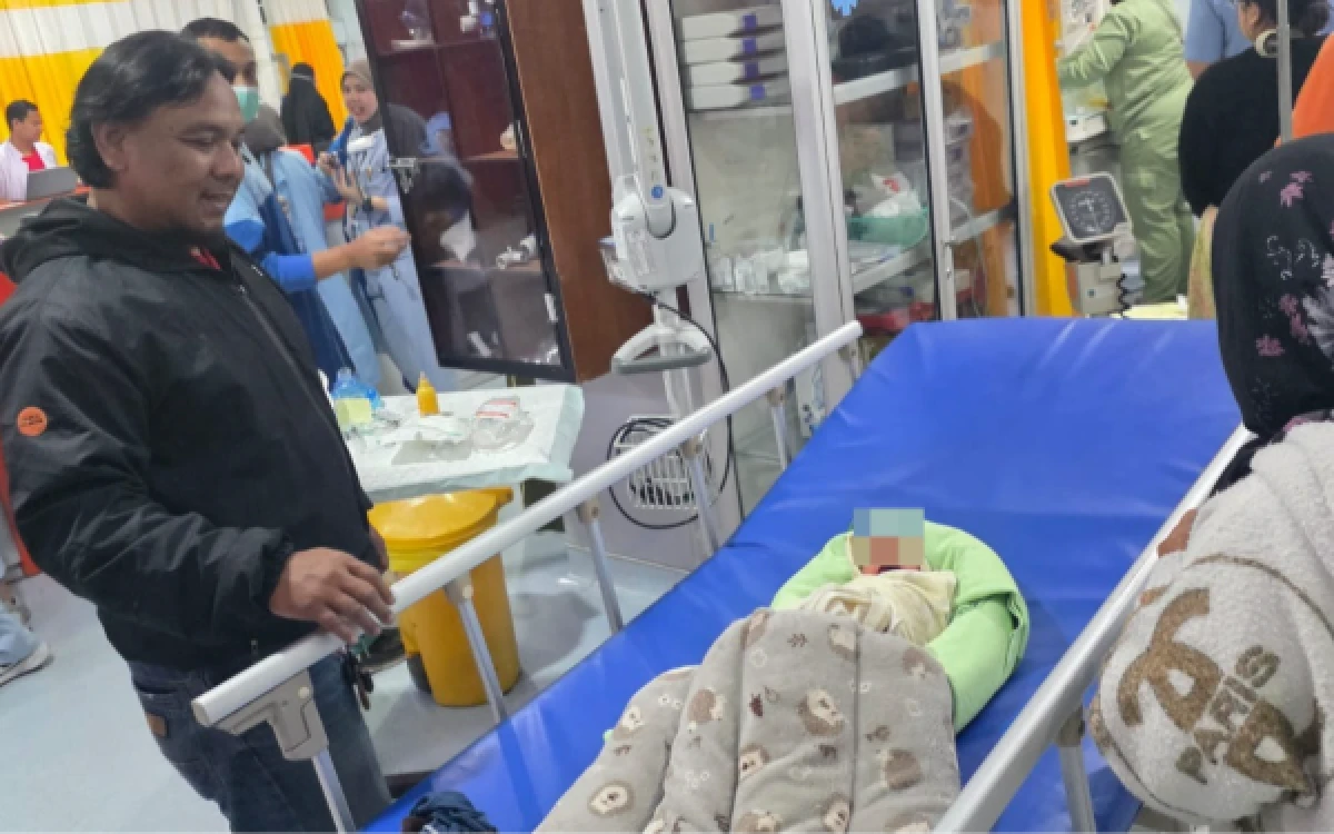 Thumbnail Berita - Geger Penemuan Bayi Perempuan dalam Kardus di Sukun Malang, Polisi Telusuri Rekaman CCTV