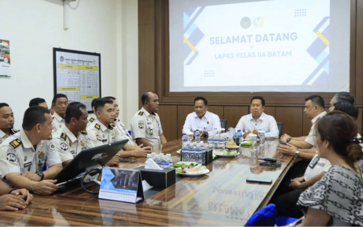 Thumbnail Berita - Kemenko Kumham Imipas Soroti Overstaying Warga Binaan saat Kunjungi Lapas Batam