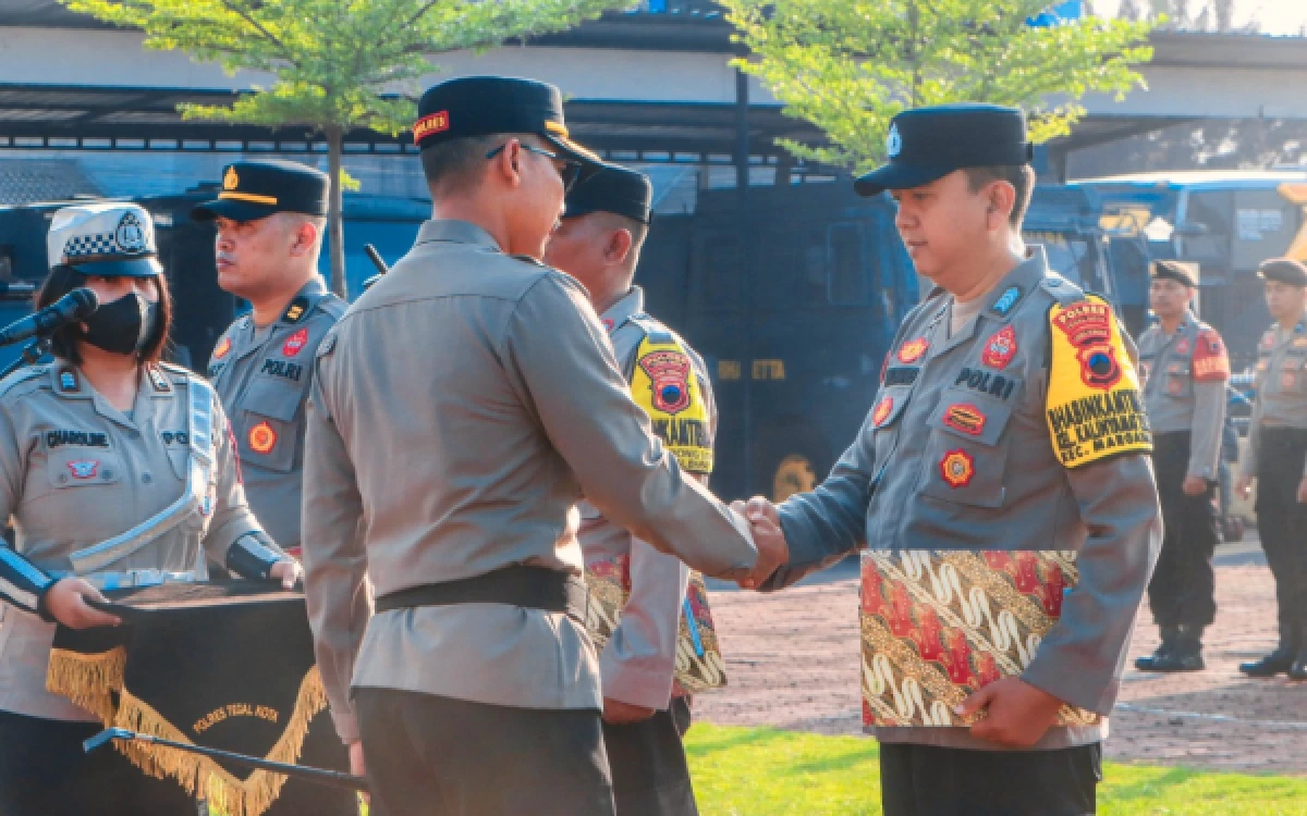 Thumbnail Berita - Polres Tegal Kota Beri Penghargaan Tiga Personel Berprestasi di Momen Hari Kebangkitan Nasional