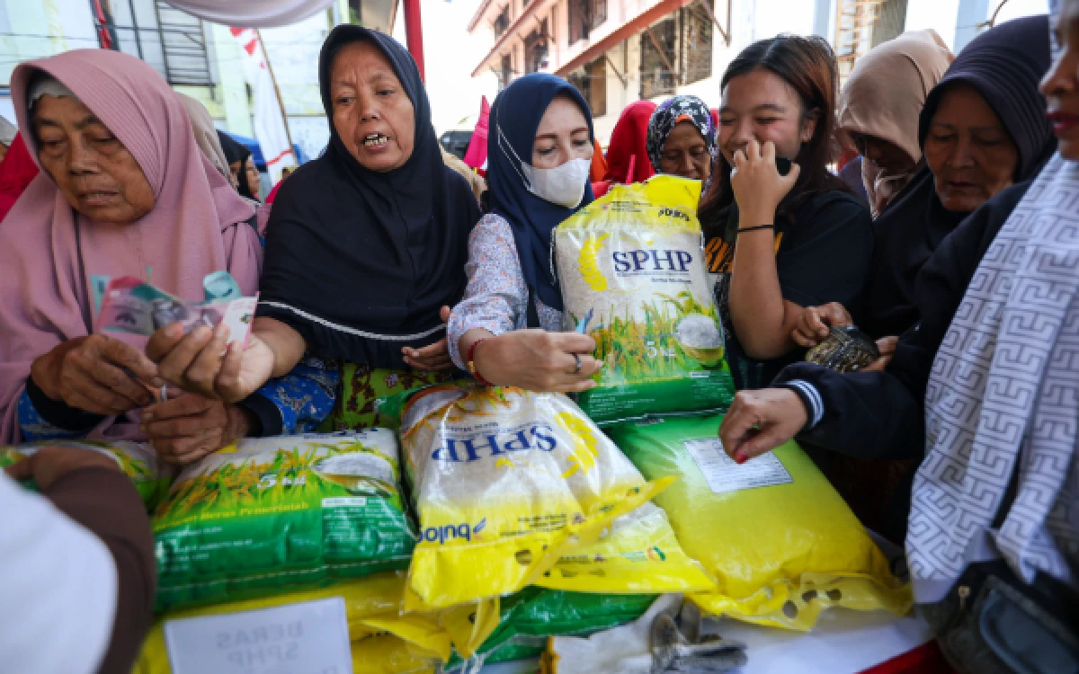 Thumbnail Berita - Bulog Sediakan Beras Premium Harga Rp14.900, Pemkot Surabaya Kawal Ketat Distribusi