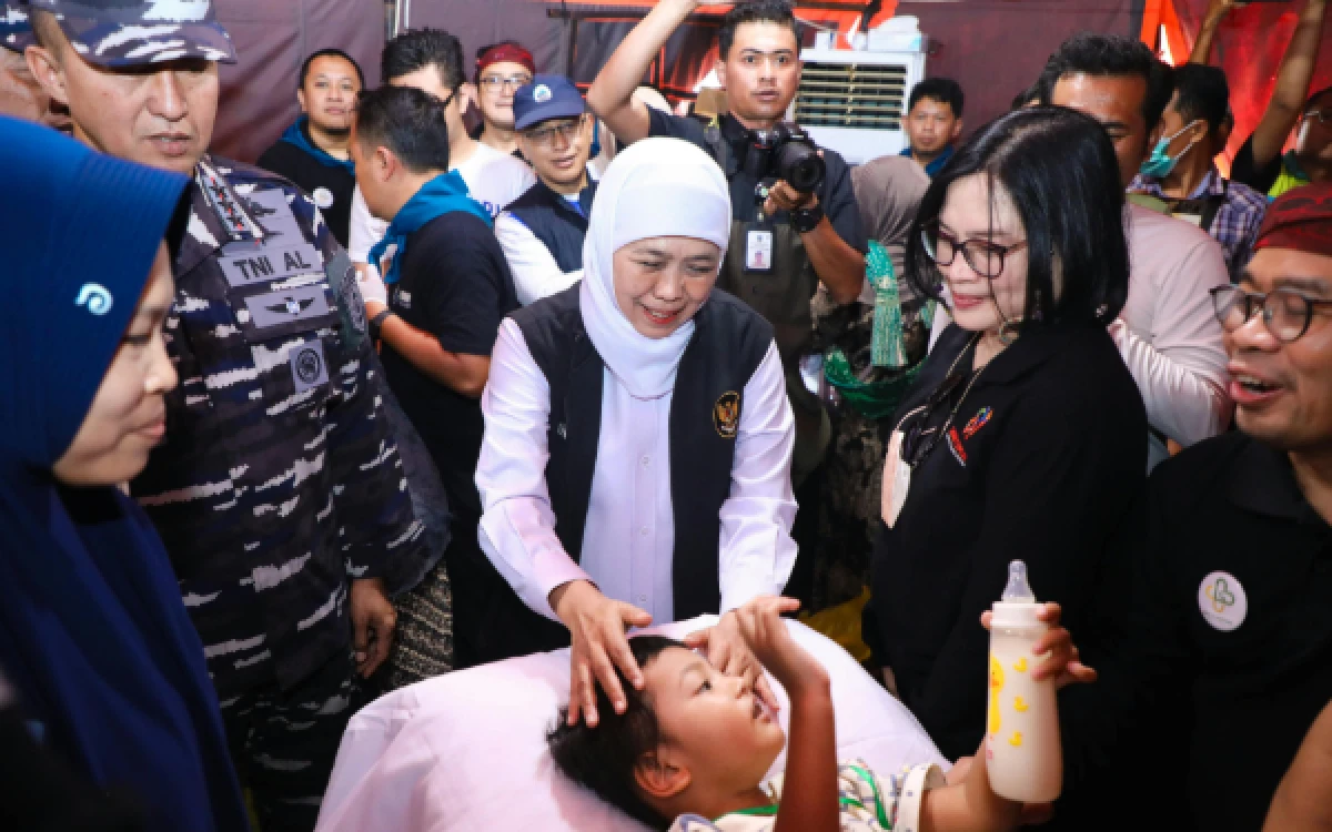 Thumbnail Berita - Hari Jadi ke-81 Jatim, Khofifah Gelar Khitanan Massal dan Baksos Terpadu di Pantai Slopeng Sumenep
