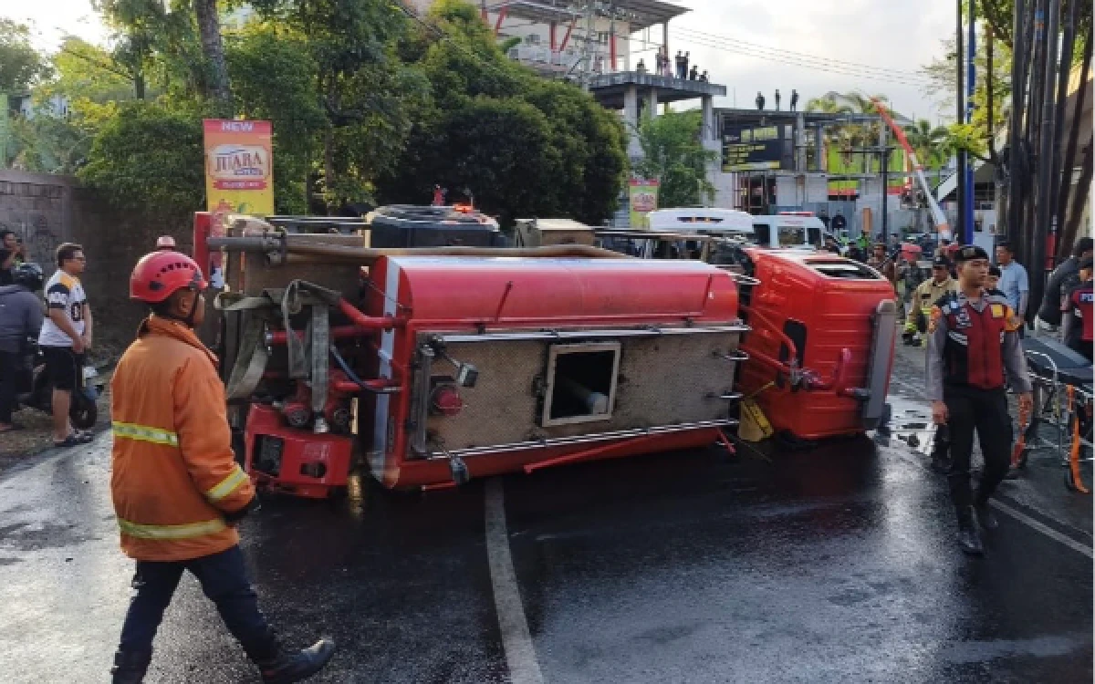 Thumbnail Berita - Hilang Kendali, Truk Damkar Terguling dan Tabrak Honda Vario di Kota Batu
