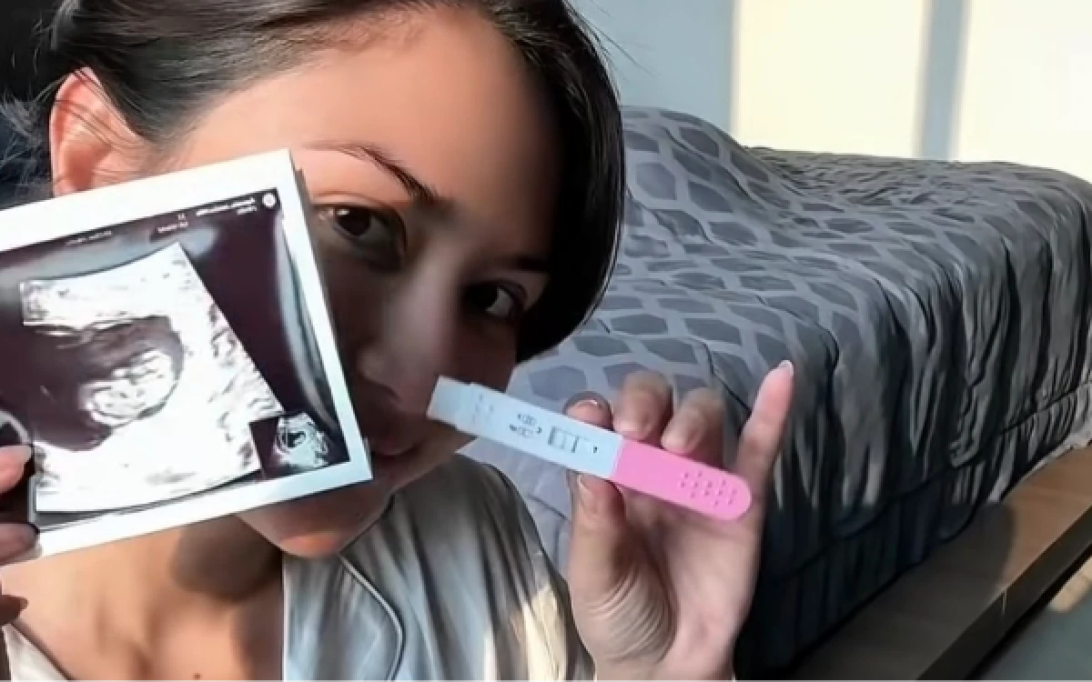 Foto Jessica Mila yang membagikan momen bahagia saat dirinya menunjukkan kondisi kehamilan pada keluarga (Tangkap layar Instagram @jscmila)