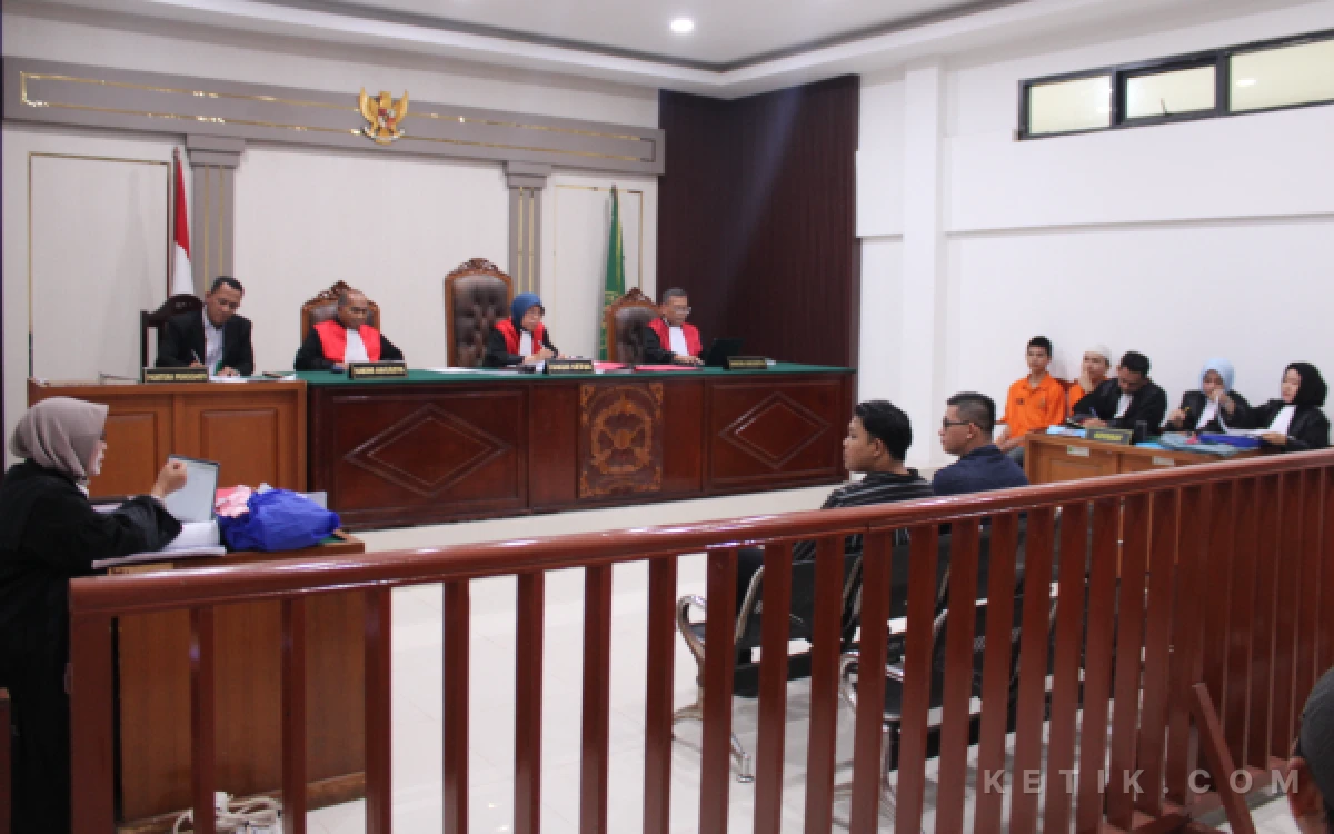 Thumbnail Berita - Hakim Soroti Kejanggalan Kasus Dugaan Pencurian Karung J&T, Jumlah dan Kerugian Tak Sinkron